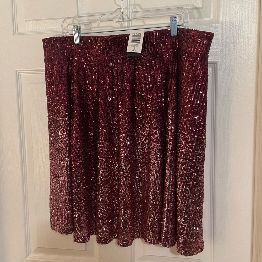 Torrid NWT Dark Pink/Burgundy Sequin Skirt Sz 2